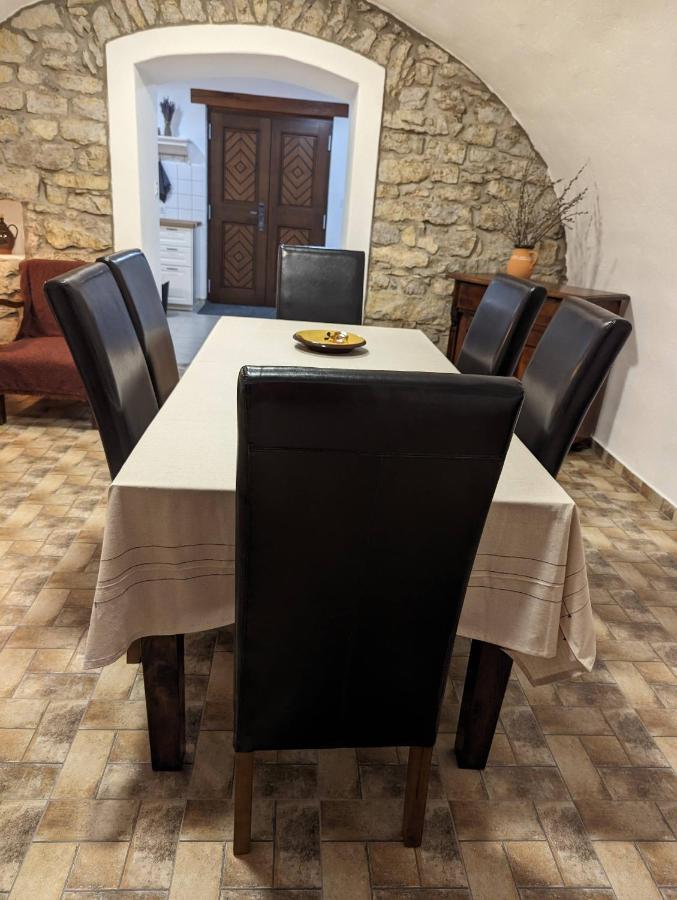 Kosbor Vendeghaz Apartment Monoszlo Ngoại thất bức ảnh